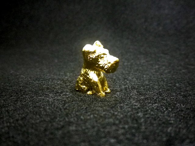 画像: ペット位牌　「おもかげ」18金メッキ　お座りワイヤーフォックス・テリアちゃん　手元供養収納スペース付【送料無料】